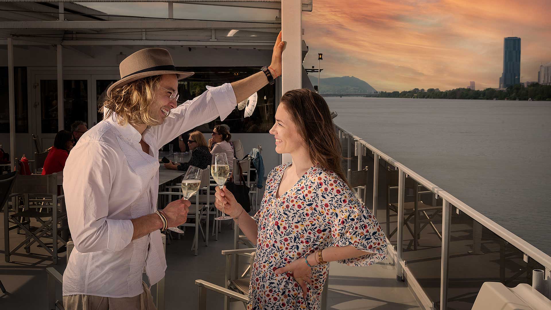 Sunset BBQ Cruise der DDSG Blue Danube – Sonnenuntergang über der Donau vom Freideck aus